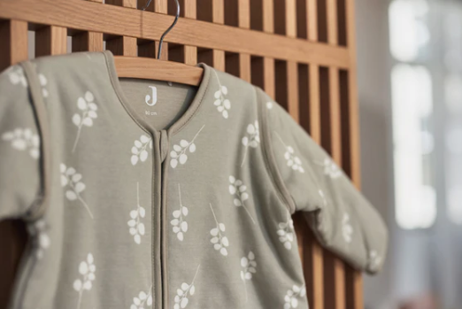 Jollein Slaapzak Twig Olive Green met Afritsbare Mouwen