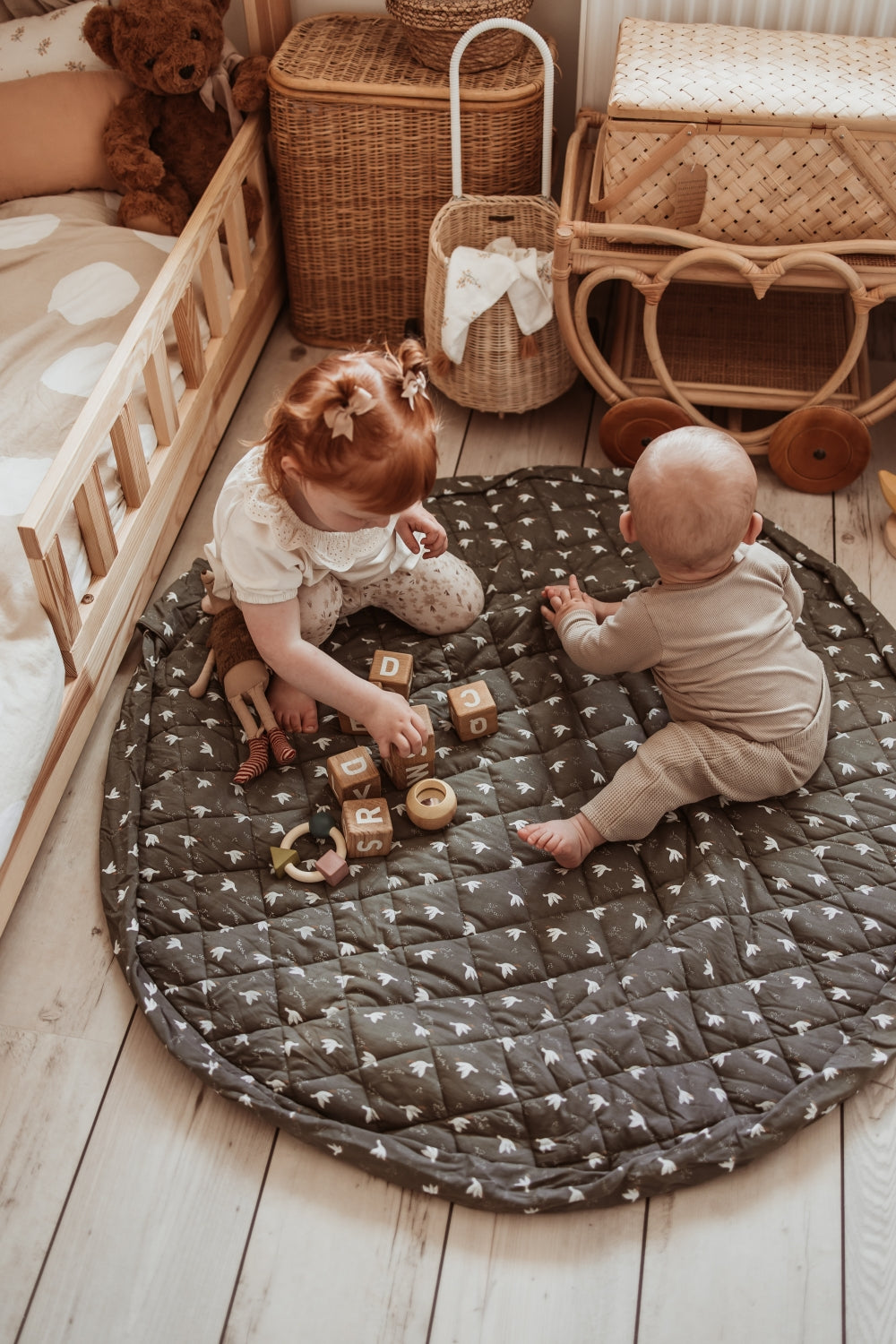 2-in-1 organic babyspeelkleed & reistas - birds