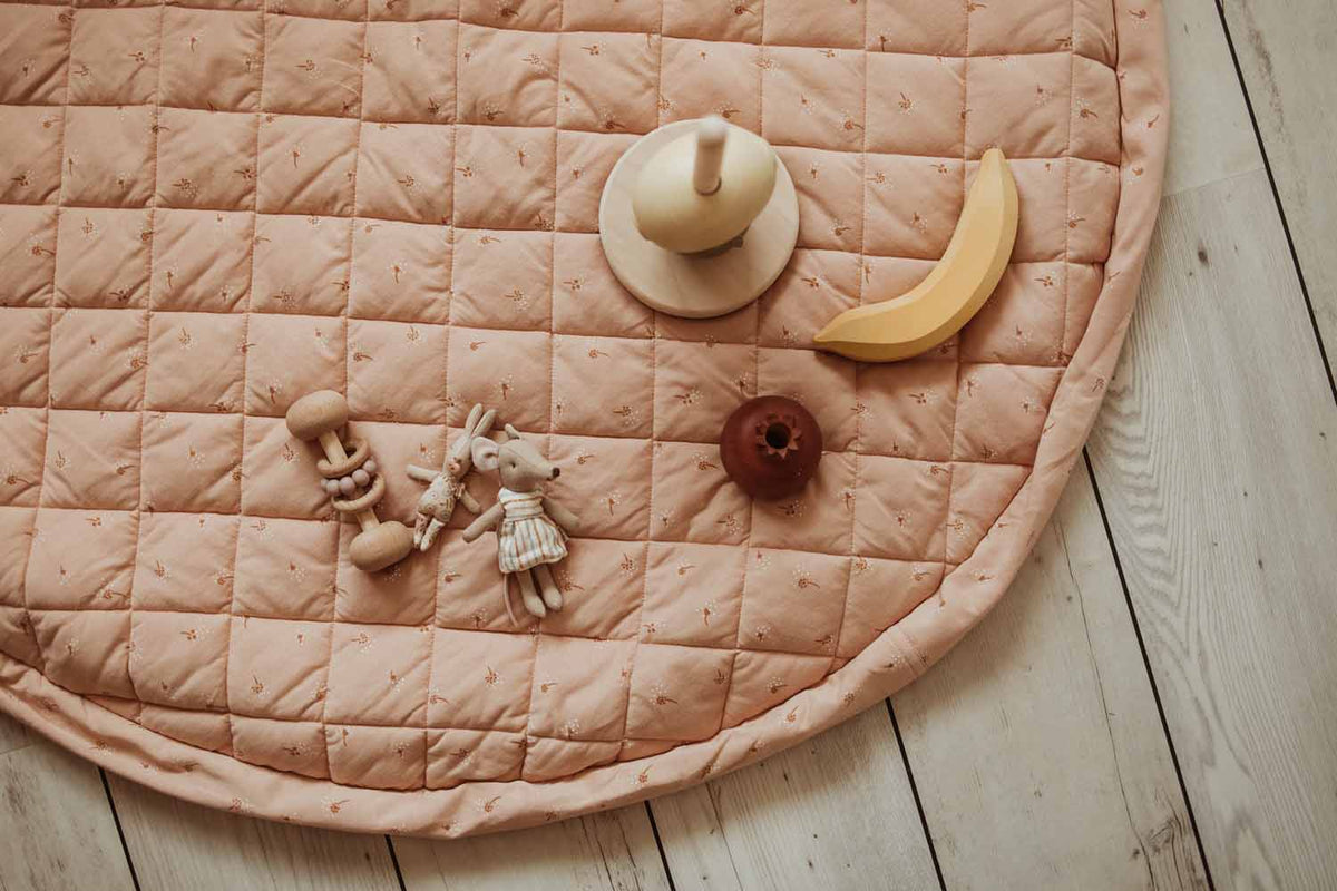 2-in-1 organic babyspeelkleed & reistas - fleuri