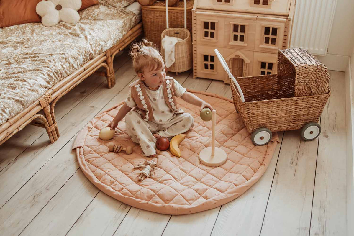 2-in-1 organic babyspeelkleed & reistas - fleuri