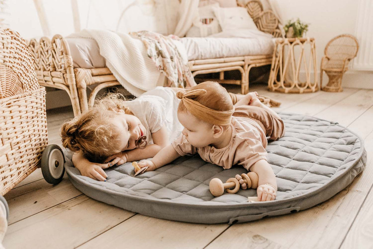 2-in-1 organic babyspeelkleed & reistas - meadow green