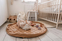 2-in-1 organic babyspeelkleed & reistas - tawny brown