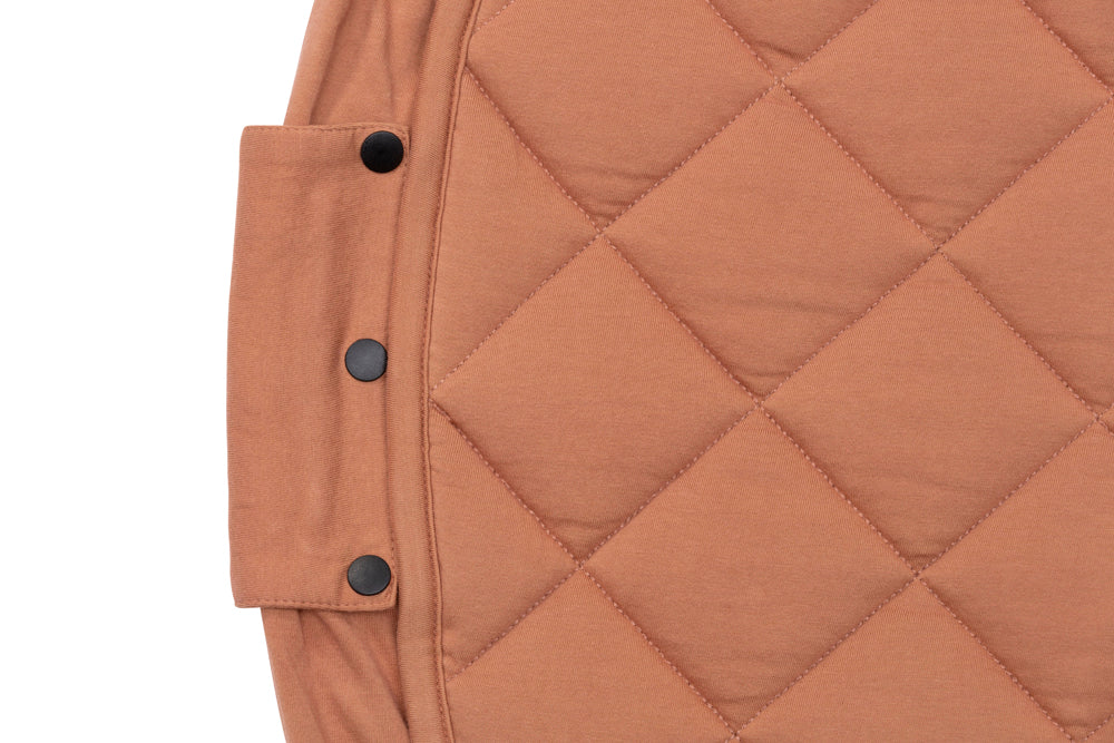 2-in-1 organic babyspeelkleed & reistas - tawny brown