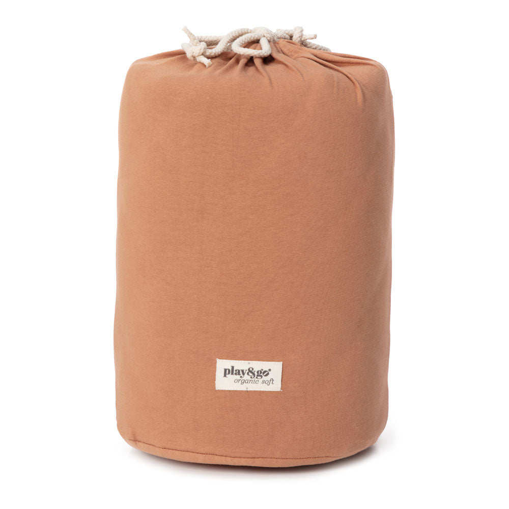 2-in-1 organic babyspeelkleed & reistas - tawny brown