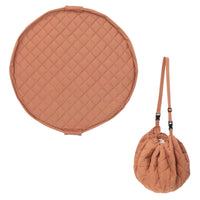 2-in-1 organic babyspeelkleed & reistas - tawny brown