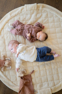 2-in-1 babyspeelkleed & reistas – teddy oak